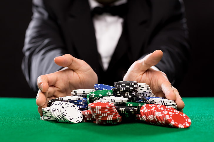 Which are the main characteristics of any very good casino player?