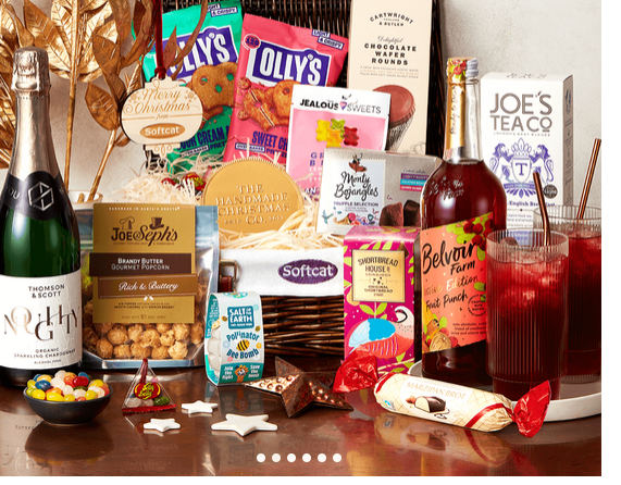 From Your Heart to the Tree: Personalized Christmas Corporate Hampers